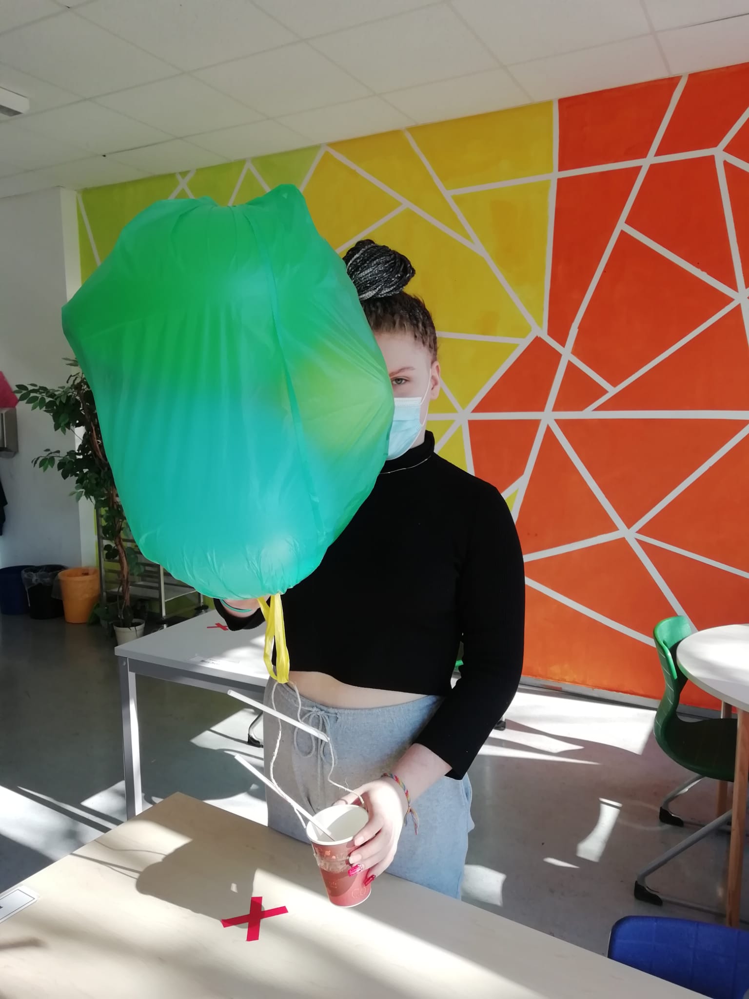 Lou mit Fallschirm
